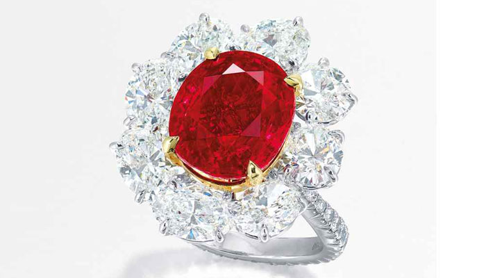 кольцо с рубином в окружении бриллиантов