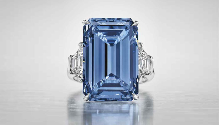 Oppenheimer Blue – кольцо с фантазийным ярко голубым бриллиантом