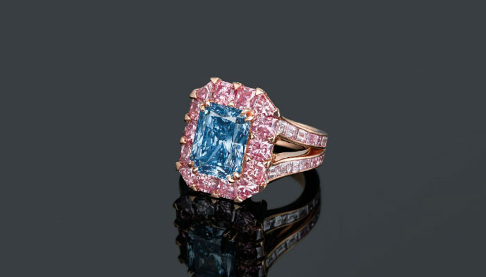 золотое кольцо с голубым бриллиантом