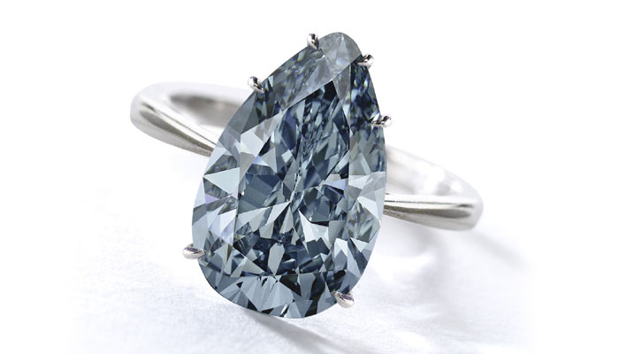 платиновое кольцо с насыщенно синим бриллиантом