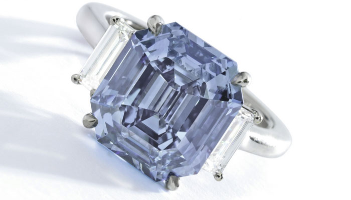 Перстень с ярко голубым бриллиантом весом 5,69 карата