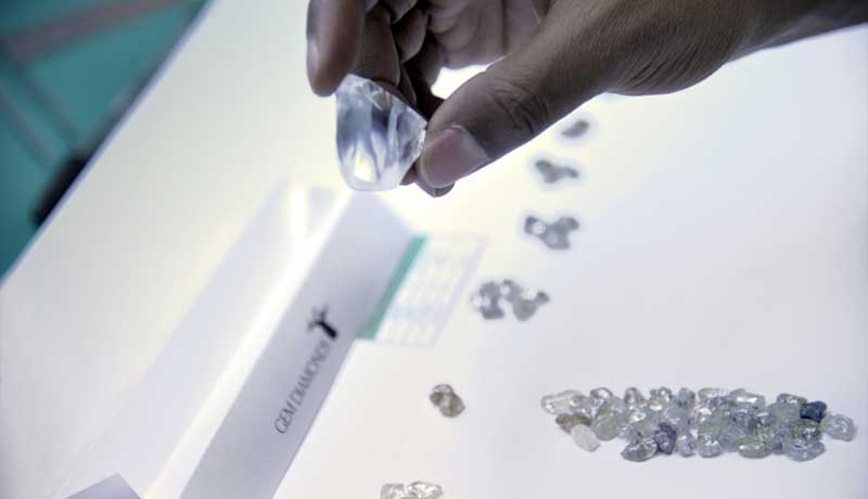 Крупные алмазы улучшают продажи Gem Diamonds