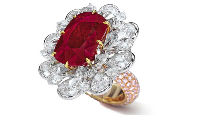 кольцо с 25 каратным рубином в окружении бриллиантов