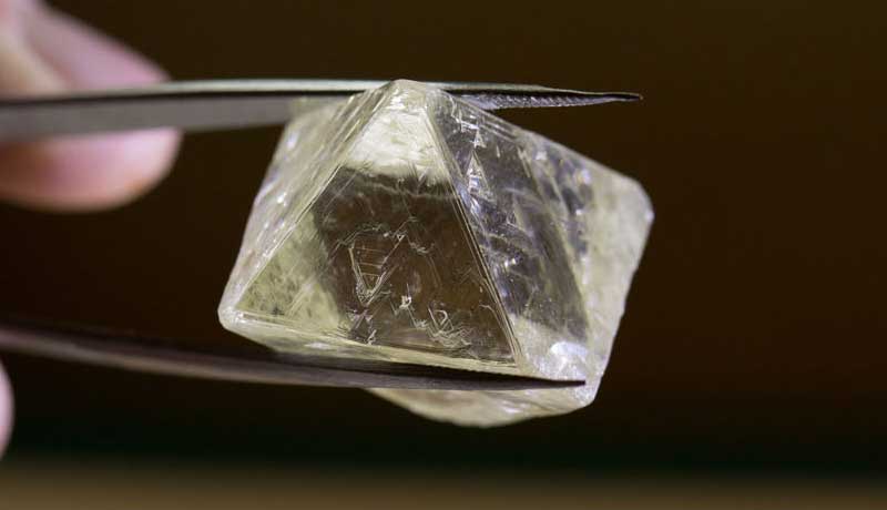 АЛРОСА выставит крупные алмазы на торги во Владивостоке