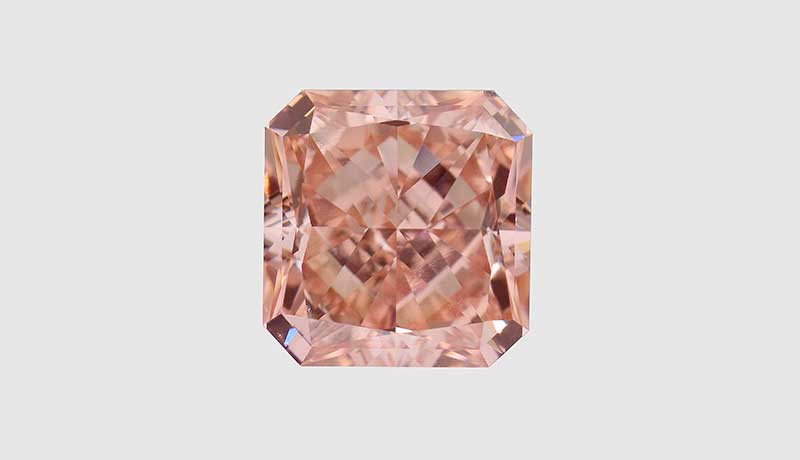 синтетический розовый бриллиант