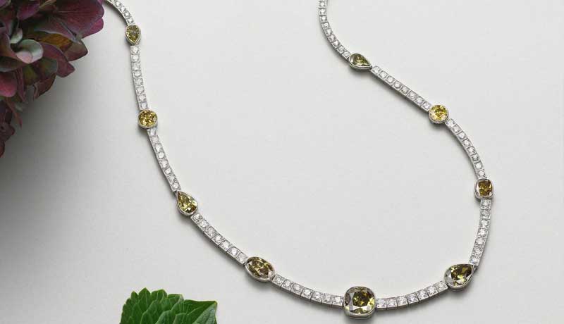 Ожерелье с бриллиантами хамелеон