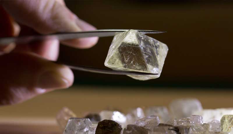 АЛРОСА продала на аукционе алмазов на 10,5 млн