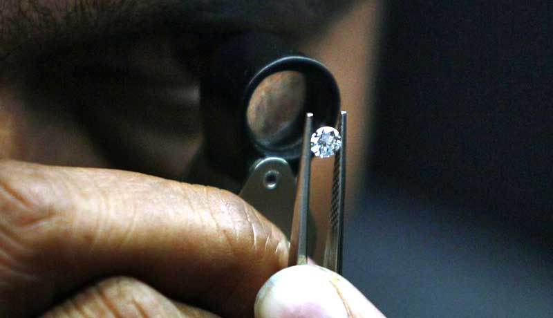 В Индии продолжается спад торговли бриллиантами