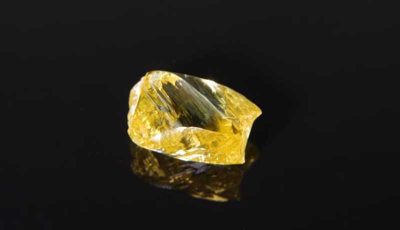 АЛРОСА добыла первый крупный цветной алмаз на Верхне-Мунском месторождении