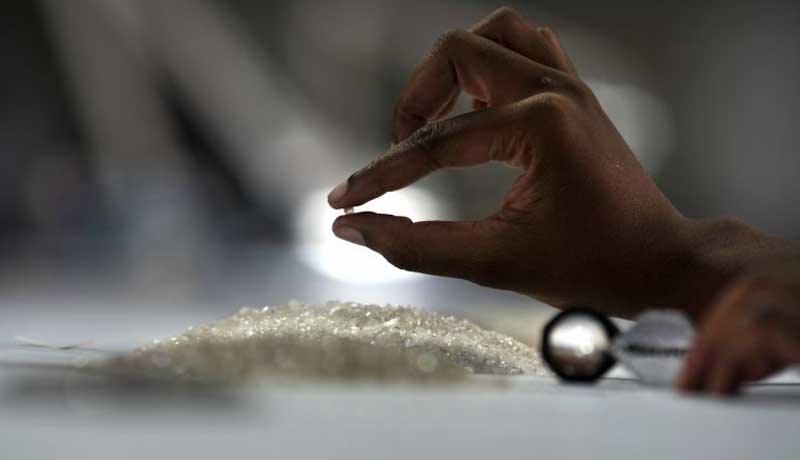 De Beers разрешит откладывать до 100% алмазов в майском цикле