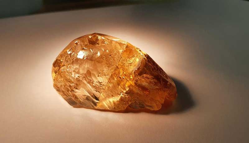 Крупнейший цветной алмаз добытый в России