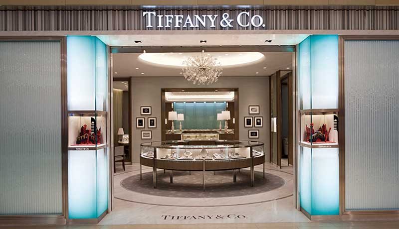 Tiffany видит признаки восстановления на фоне резкого падения прибыли