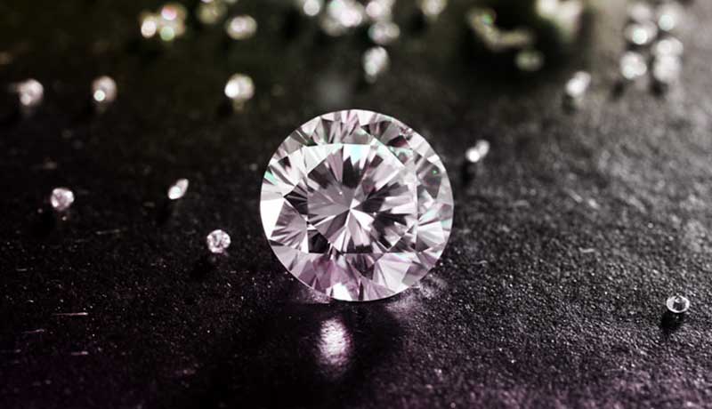 Цены на бриллианты растут в связи с падением огранки в Индии
